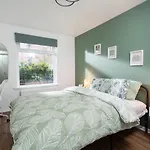City Vibe Haven - Modern 2 Bed Apartment With High Speed Wi-Fi