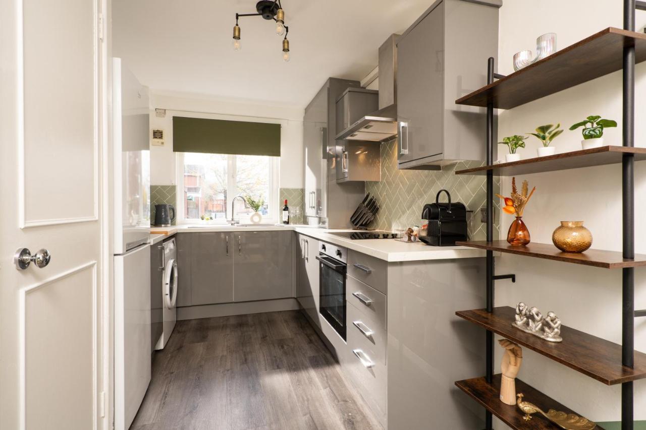 Vibe Haven - Modern 2 Bed With High Speed Wi-fi Apartment *
